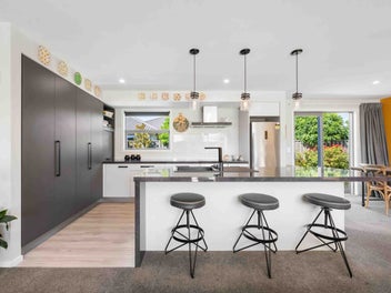 Sunshine and Style in Summerfields