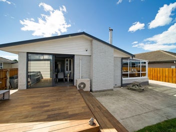 Sunny Seaside Local, Renovated & Ready!