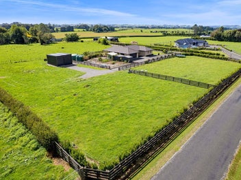 FAMILY LIFESTYLE LIVING WITH PADDOCK & GROUNDS