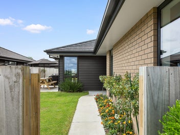 Contemporary Family Living in a Quiet Cul-De-Sac