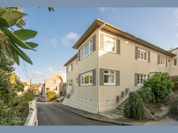 CITY FRINGE, SUN AND HARBOUR VIEWS! | BEO $699,000