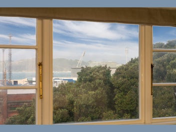 CITY FRINGE, SUN AND HARBOUR VIEWS!