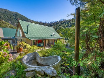 16ha - A Hidden Valley Lifestyle Near Waikawa