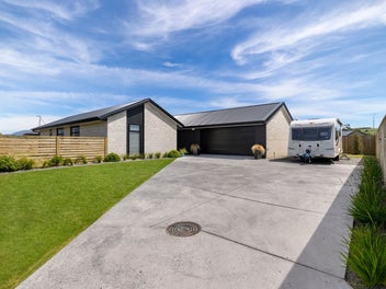 Hot Property Four Bed- Move In Quick