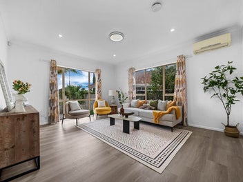 Motivated Vendor–Grand Living, Great Opportunity!