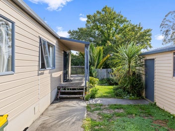 Three bedroom , freehold section!!!