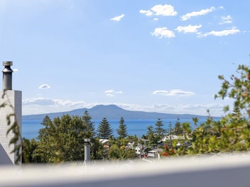 Expansive Sea Views, Extensive Modernised Living