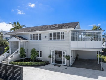 Love it here! Expansive sea views. Walk to beach!