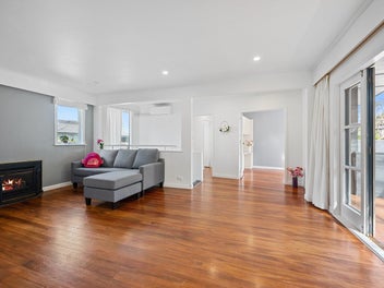 Coastal home and income on 1100 sqm Olde Torbay