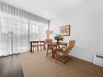 Next to Westfield With Carpark