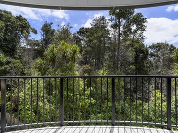 Step Into Sunshine, Space & Style