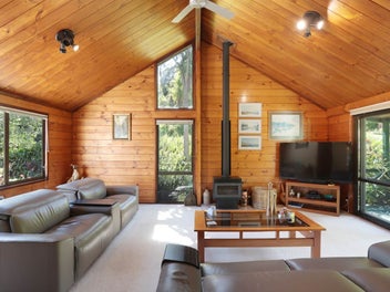 Enjoy Rural Serenity in the Heart of Greenhithe