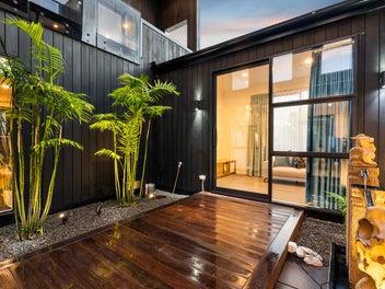 WOW-No Ordinary New Build. Builder's Own Home!