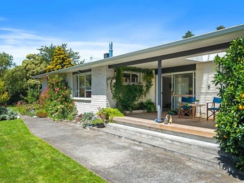 Family Living in the Heart of Carterton