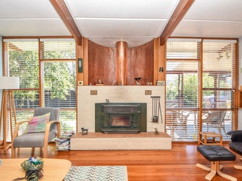 Mid-Century Gem in the Heart of Carterton