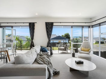 Dreamy Harbour & City Vistas