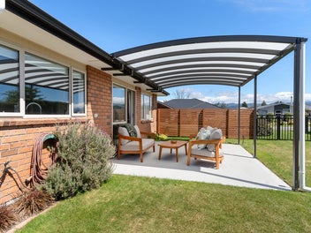 A Sun-Filled Modern Home in a Great Neighbourhood