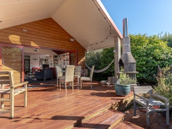 Heart of Carterton - Stylish, Arty 3-Bedroom Home