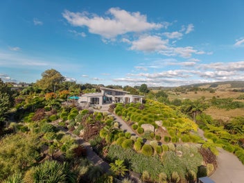 A Sanctuary of Calm Above Lake Rotorua