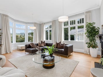 REFINED FAMILY LIVING IN THE HEART OF KELBURN