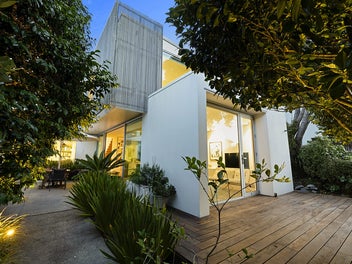 AWARD WINNING ARCHITECTURE IN SUPREME LOCATION