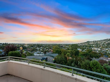 Price Drop of $100k! Priced Deadline $699k
