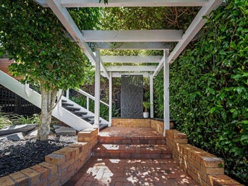 One Level Coastal Living - Easy Stroll to Beac...