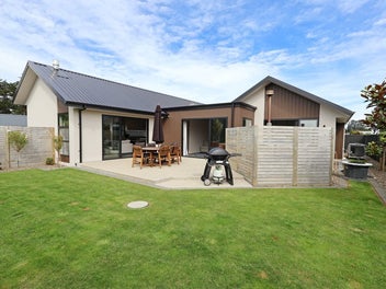 Luxury in Northwood Estate!