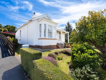 Quaint villa on 1,996m2 - development site