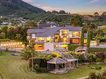 Grand-Scale Living with Flexible Spaces