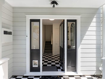 SUNNY AND STYLISH - PREMIUM CITY FRINGE LOCATION