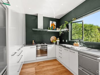 PARKSIDE LIVING IN SOUGHT AFTER SCHOOL ZONES