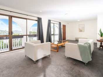 SUNNY & PRIVATE WITH VIEWS IN KARORI