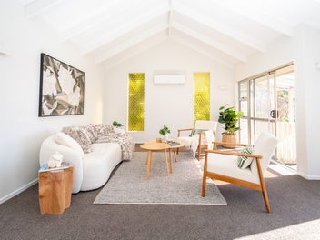 5-BEDROOM SUNNY & SECLUDED WITH VIEWS