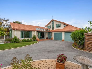 Classic Oamaru Stone, Brilliant Location