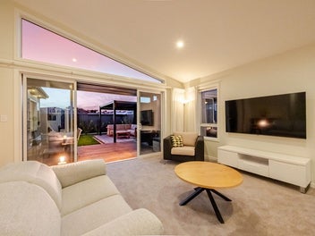 Flawless Living In High-Spec Home