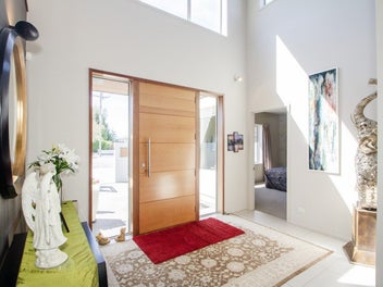 A TIMELESS, AWARD WINNING RESIDENCE ON RESERVOIR