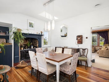 The Oaks - a Step Back in Time with Modern Accents