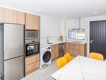 Walk to Uni Fully Furnished 3 Bed, 3 Bath