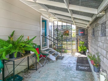 EASY LIVING, MINUTES FROM THAMES