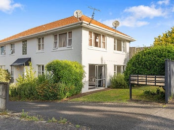 Ground Floor Unit in Double Grammar Zone!