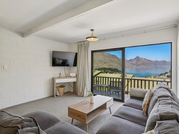 Central Queenstown Retreat with Stunning Bay Views