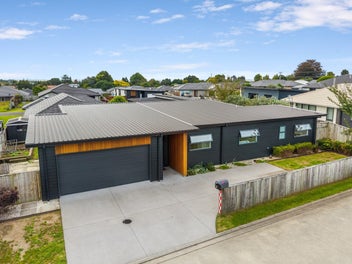 Modern & Relaxed Living – Room for Everyone