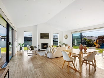 Modern Comfort, Space & Sun