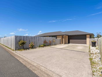 Modern Family Living:Secure, SunSoaked Front Yard