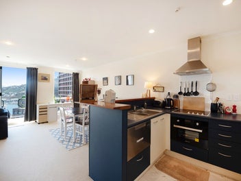 CBD CONVENIENCE WITH STUNNING VIEWS