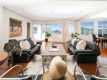 EXECUTIVE 3 BEDROOMS & OFFICE & 3 CAR GARAGING