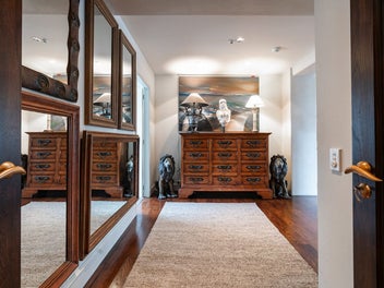 EXECUTIVE 3 BEDROOMS & OFFICE & 3 CAR GARAGING