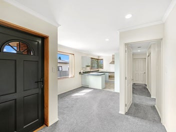 Tidy, Modern and Close to Town!