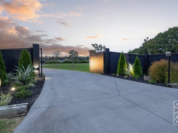 Immaculate Residence on Park Like Grounds